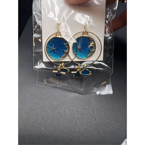 New! Mini Lot of Gold Tone Blue Space Astronaut Themed Fashion Earrings - Picture 3 of 6